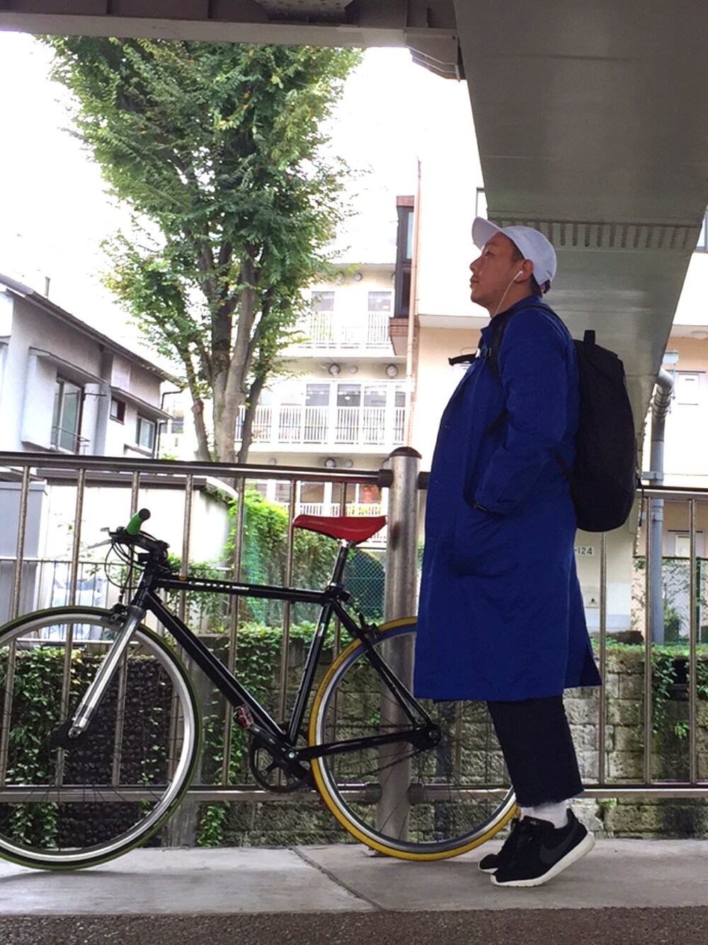 「自転車スタイル、supreme、COMME des GARCONS、NIKE、UNITED LOT、ベースボールキャップ、ワークコート、ワイドパンツ、白ソックス、スニーカー」｜「BAY SIDEのBAY SIDE BB CAP（キャップ、その他）」を使った、伊藤孝法さん（メンズ・165cm）の秋コーディネートの1枚目の写真