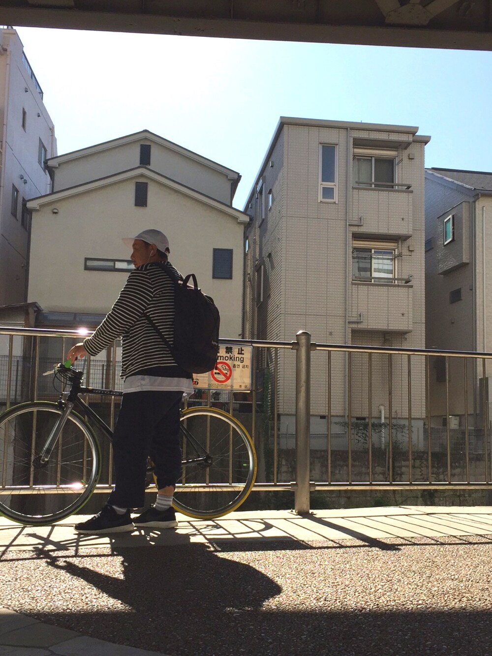「自転車スタイル、Output 、NIKE、supreme、LOWLOOM、ベースボールキャップ、カーディガン、ワイドパンツ、ラインソックス、スニーカー」｜「BAY SIDEのBAY SIDE BB CAP（キャップ、その他）」を使った、伊藤孝法さん（メンズ・165cm）の秋コーディネートの1枚目の写真