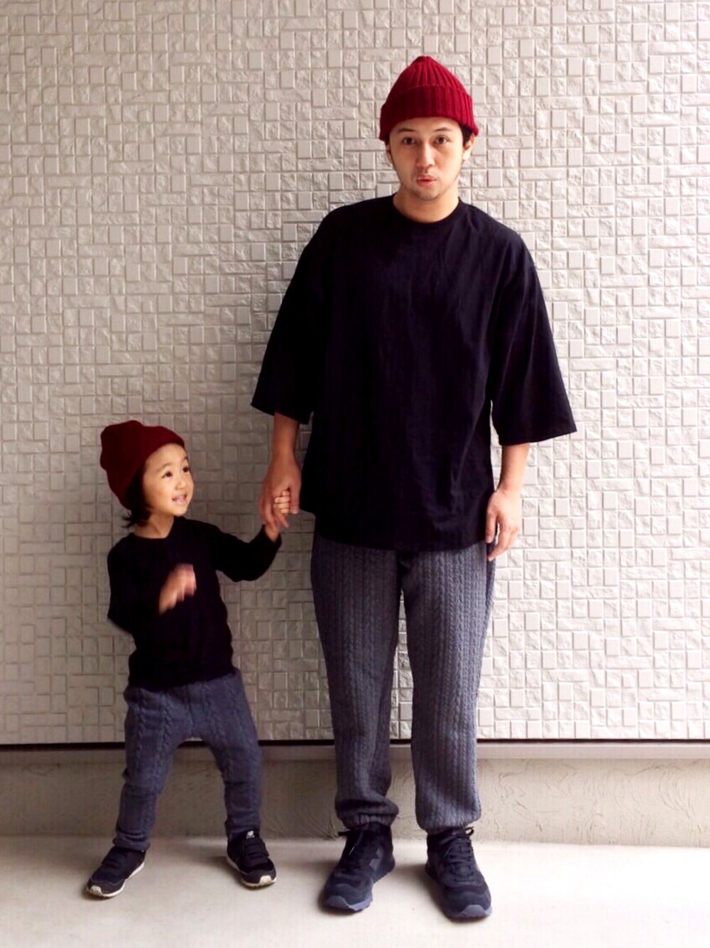 ブラック系のTシャツ/カットソー、ブラック系のスニーカー、その他のその他を着用したメンズの秋コーディネートの1枚目の写真