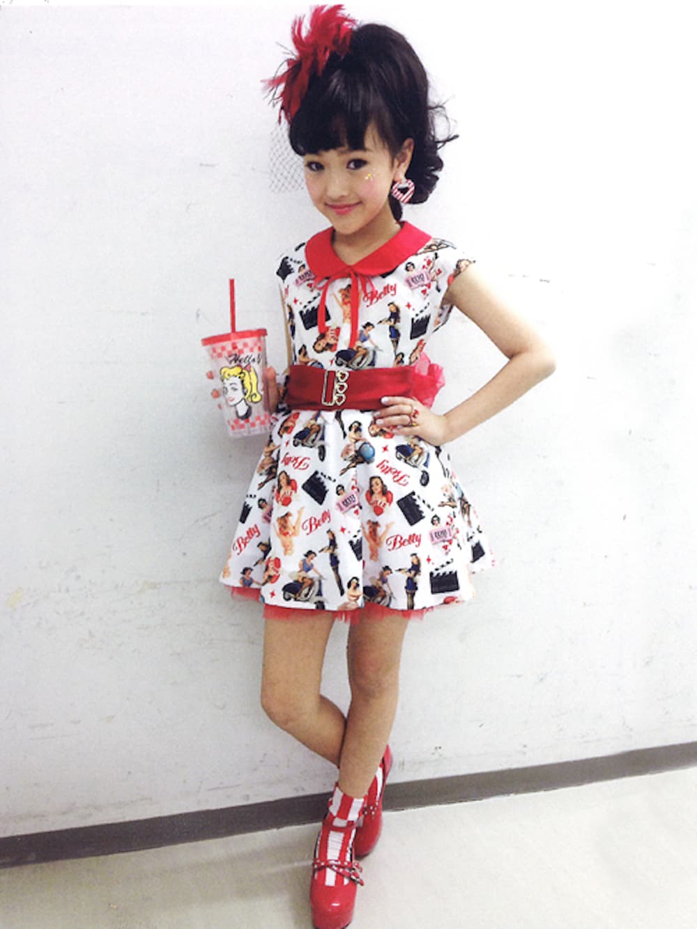 ホワイト系のワンピースを着用したキッズの夏コーディネートの1枚目の写真