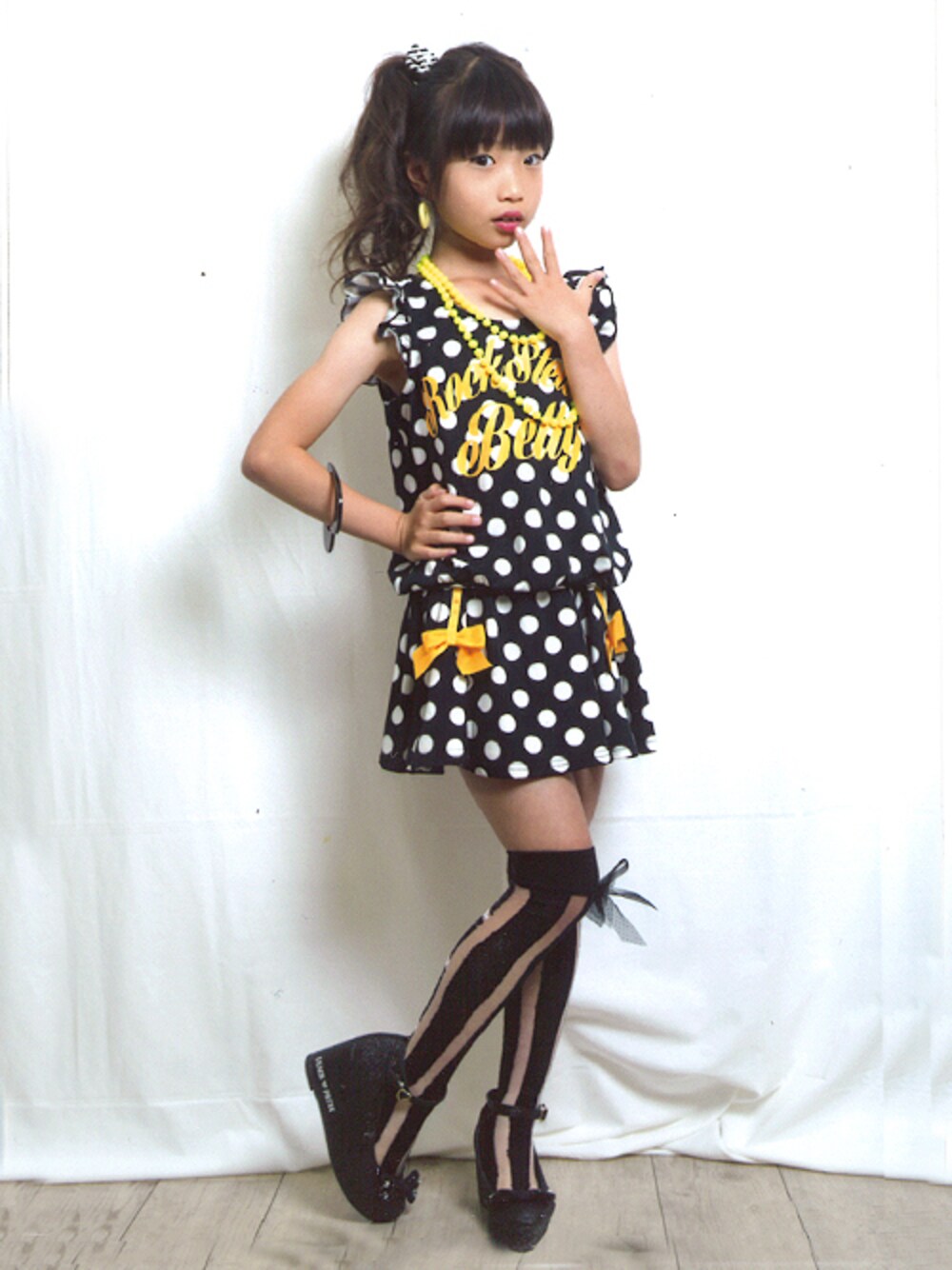 ブラック系のTシャツ/カットソー、ブラック系のスカートを着用したキッズの夏コーディネートの1枚目の写真