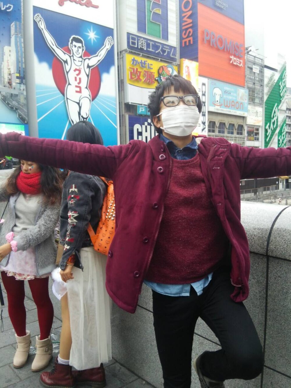 レッド系のピーコート、ブルー系のシャツ/ブラウス、ブラック系のその他パンツを着用したメンズの冬コーディネートの1枚目の写真