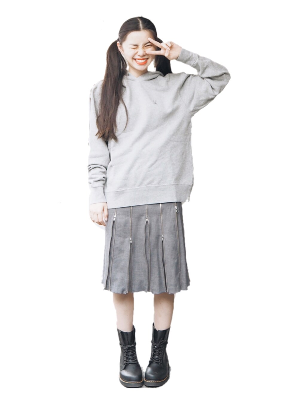 「ラブ＆ピース2015、ラブ&ピース、CATCOPY、Dr.Martens、高橋愛ちゃん祭り、高橋愛ちゃんポーズ」｜「haco!のラブ＆ピースプロジェクト　高橋愛さんデザイン　ピース刺しゅうスウェット＜メンズ＞（スウェット、グレー系）」を使った、るうこさん（レディース・162cm）の秋コーディネートの1枚目の写真