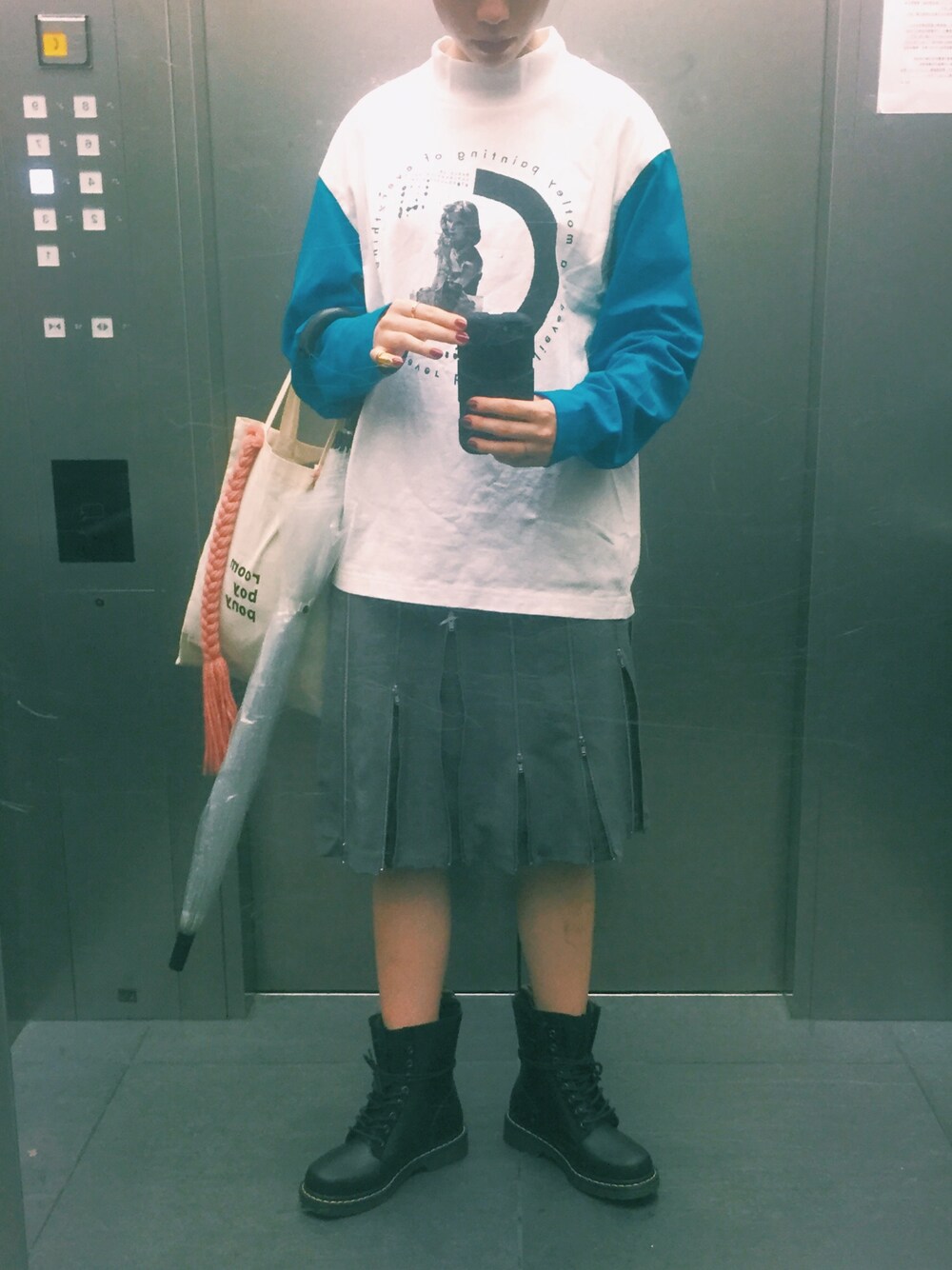 「Dr.Martens、レインブーツ、c.e、CATCOPY、roomboypony」｜「C.EのC.E / シーイー PUSHMAN TURTLE NECK ロングスリーブTEE（Tシャツ/カットソー、ホワイト系）」を使った、るうこさん（レディース・162cm）の秋コーディネートの1枚目の写真