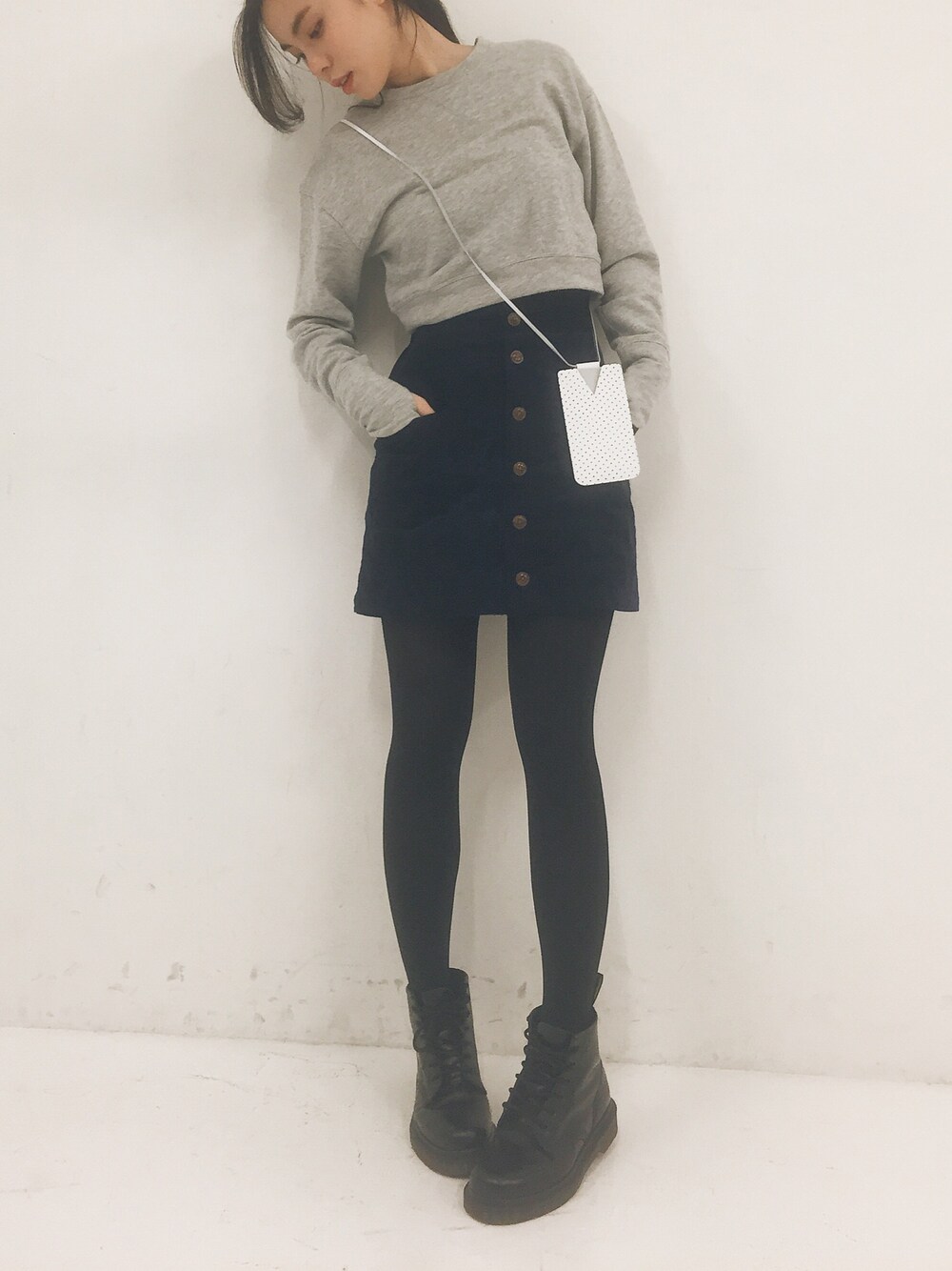 「WEGO、ZARA、Dr.Martens、CATCOPY」｜「ZARAのアイテム（Tシャツ/カットソー、グレー系）」を使った、るうこさん（レディース・162cm）の秋コーディネートの1枚目の写真