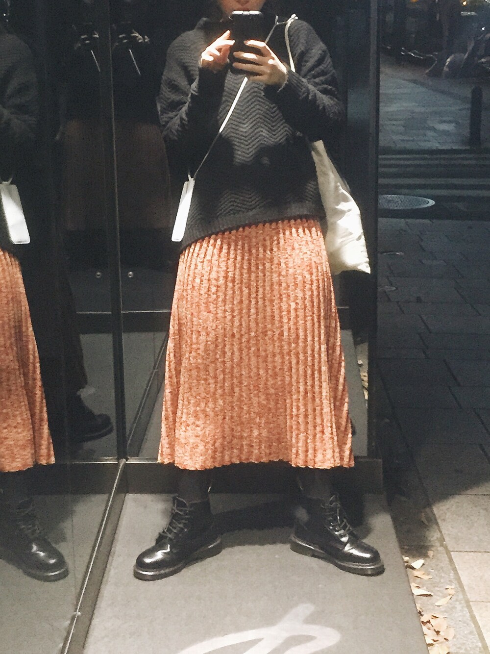 「Dr.Martens、GAP、CATCOPY、H&M」｜「GAPのアイテム（ニット/セーター、ブラック系）」を使った、るうこさん（レディース・162cm）の秋コーディネートの1枚目の写真