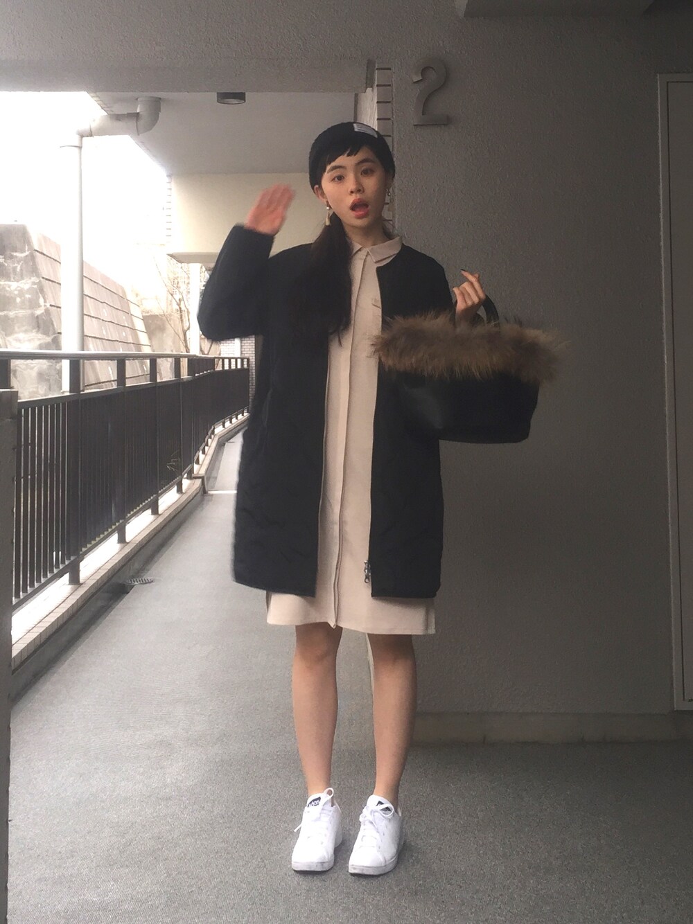 「カジュアルコーデ、春、HARE、Adidas NEO、ファーバック、イヤリング」｜「HAREのキルティングコート(HARE)（その他アウター、ブラック系）」を使った、るうこさん（レディース・162cm）の冬コーディネートの1枚目の写真