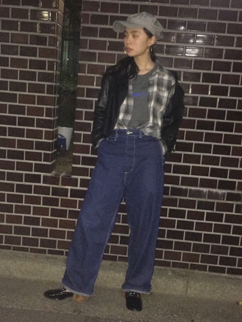 「デニム、PRADA、Tシャツ、Adidas NEO、チェックシャツ」｜「adidas NEO Labelのアイテム（Tシャツ/カットソー、グレー系）」を使った、るうこさん（レディース・162cm）の春コーディネートの1枚目の写真