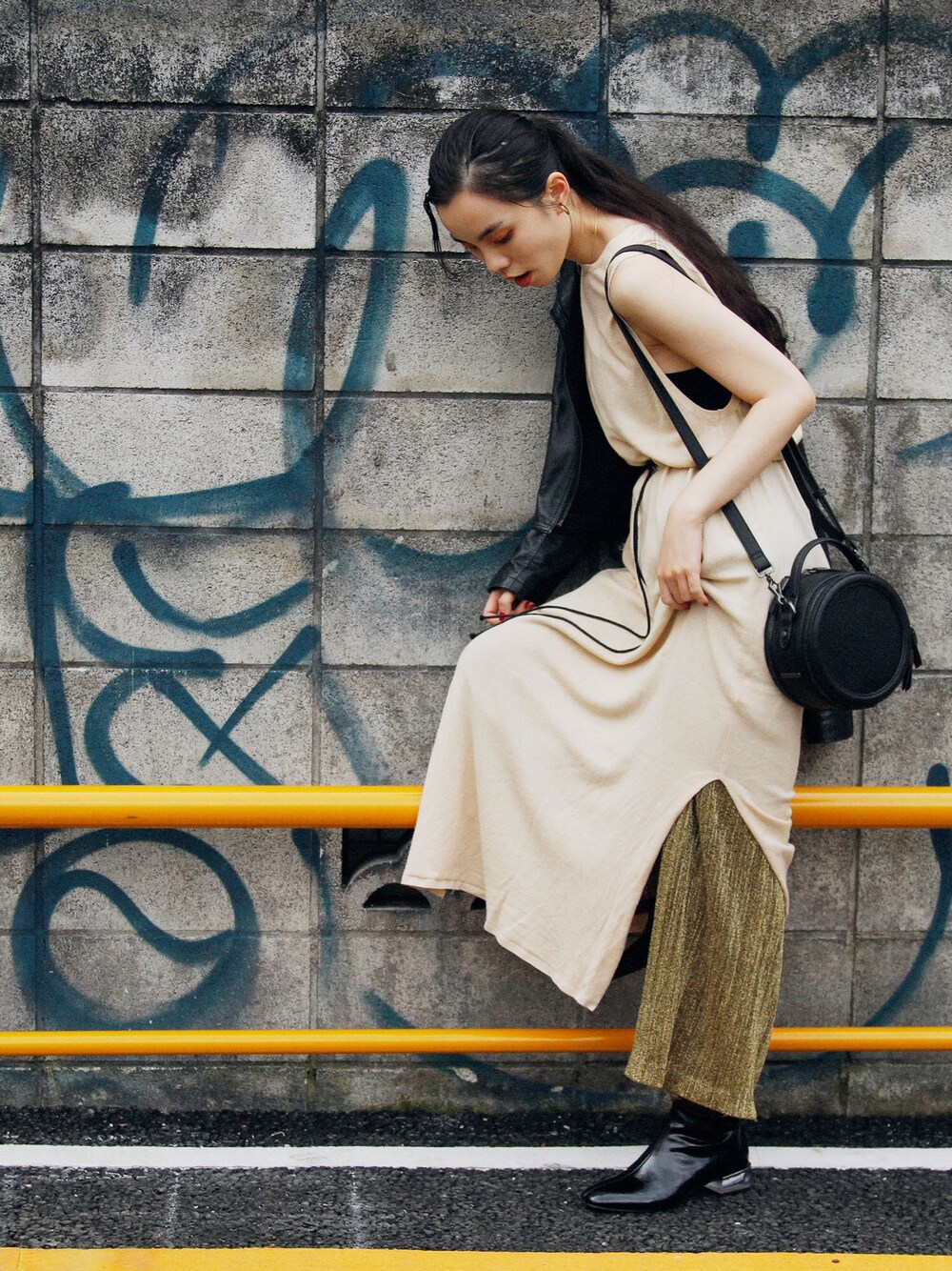 「シンプルコーデ、ゆるコーデ、秋コーデ、black、ライダース、ショートブーツ、ストリート、CHARLES＆KEITH、H&M」｜「PRADAのアイテム（ライダースジャケット、ブラック系）」を使った、るうこさん（レディース・162cm）の秋コーディネートの1枚目の写真