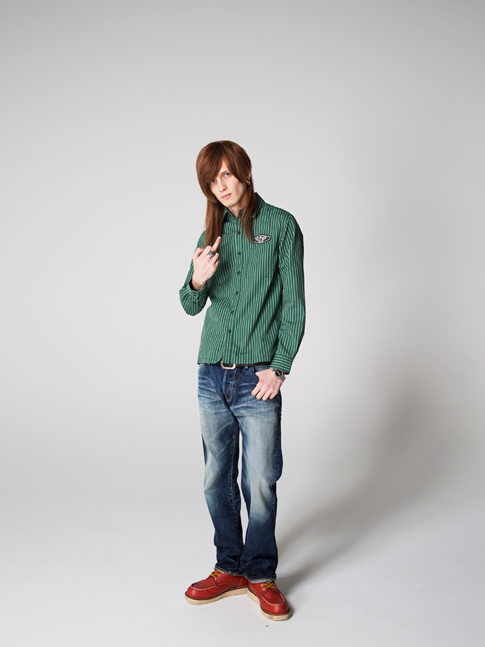 グリーン系のシャツ/ブラウス、ブルー系のデニムパンツ、ブラウン系のブーツを着用したメンズの春コーディネートの1枚目の写真