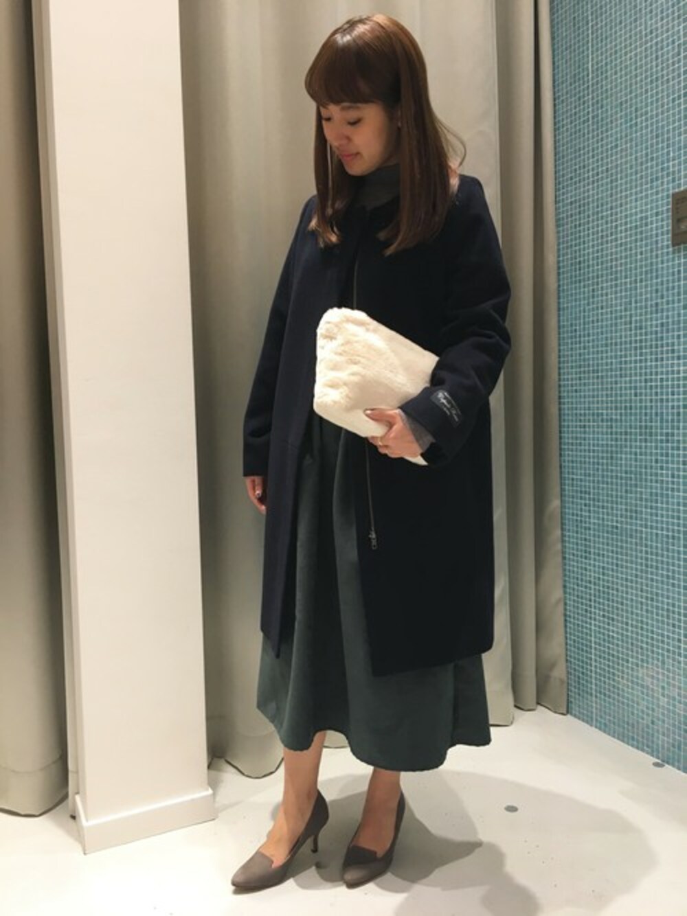 「ワンピース、パンプス、ノーカラーコート、フードコート、ファークラッチ、MYSELF ABAHOUSE」｜「MYSELF ABAHOUSEのウールスウェードニットコンビワンピース（ワンピース、グレー系）」を使った、naochanさん（レディース・156cm）の秋コーディネートの1枚目の写真
