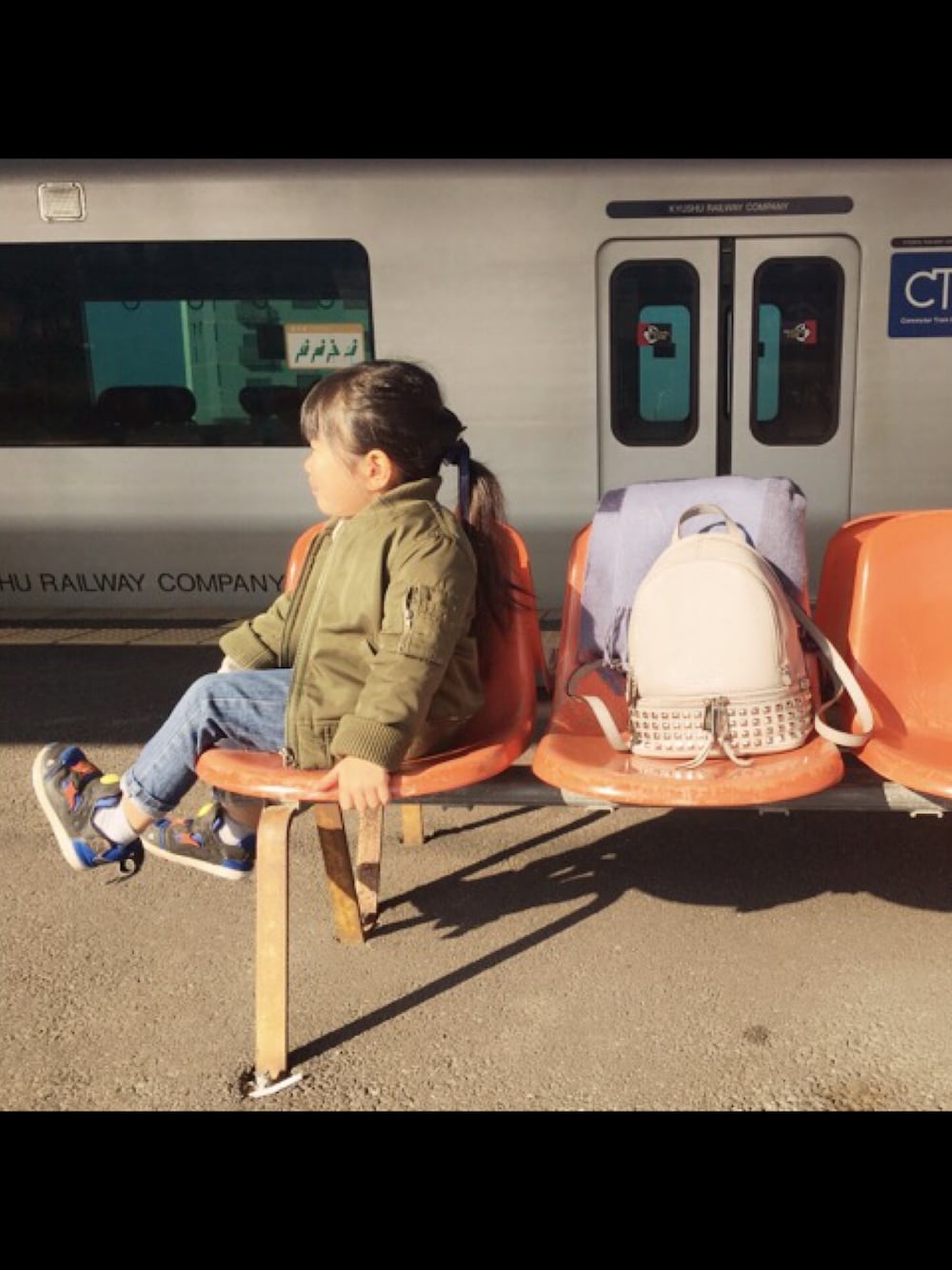 ブルー系のスニーカー、グリーン系のMA-1、ブラック系のバックパック/リュックを着用したキッズの冬コーディネートの1枚目の写真