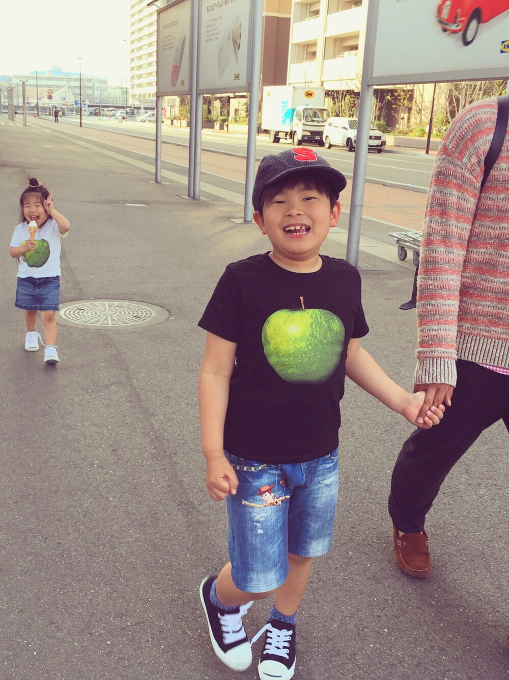 ブラック系のTシャツ/カットソー、ホワイト系のTシャツ/カットソー、ブルー系のデニムスカートを着用したキッズの春コーディネートの1枚目の写真