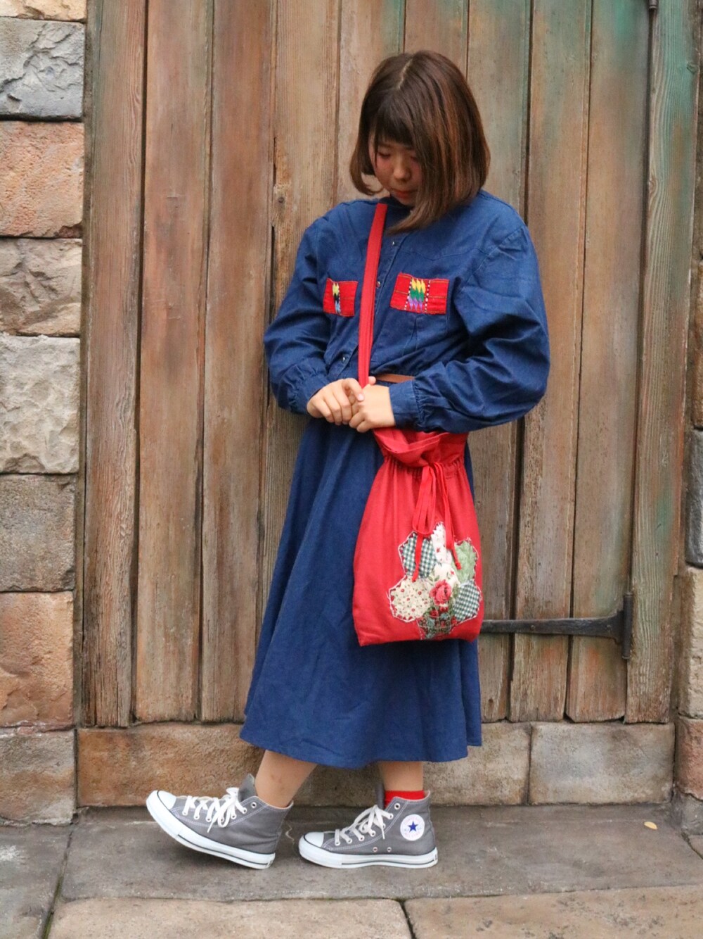「ディズニーコーデ、古着、高円寺、ワンピース、デニムワンピース」｜「ZOOLのアイテム（ショルダーバッグ、レッド系）」を使った、ぼーさん（レディース・150cm）の冬コーディネートの1枚目の写真