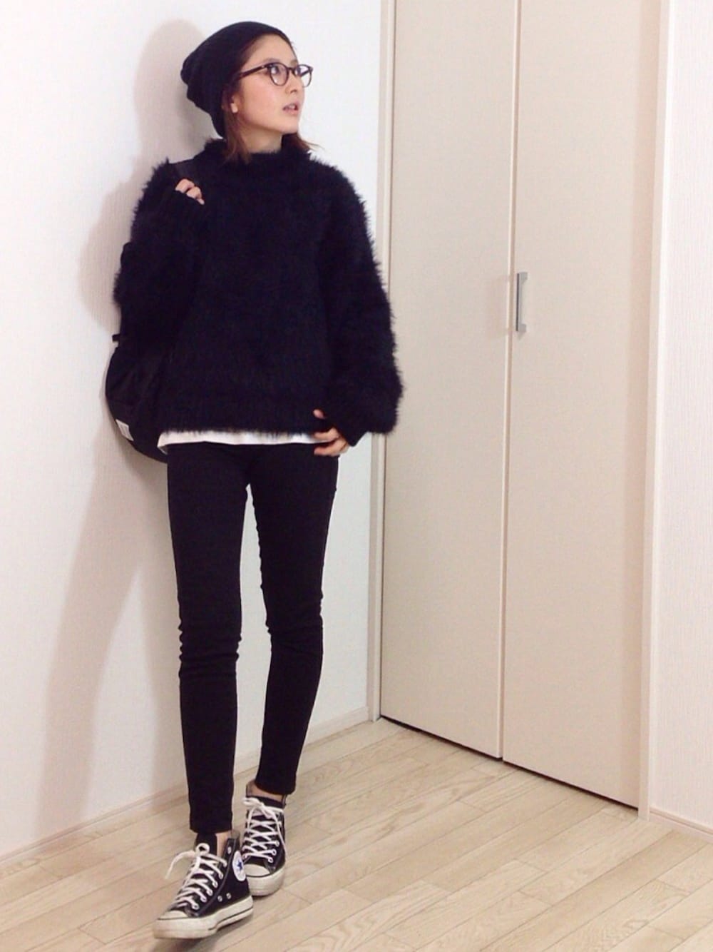 「大人カジュアル、シンプル、冬コーデ、ハイカットスニーカー、モノトーン、ブラック、黒、もけもけ」｜「RIM.ARKのMOCK NECK SHAGGY TOPS（ニット/セーター、ブラック系）」を使った、mayumiさん（レディース・156cm）の冬コーディネートの1枚目の写真