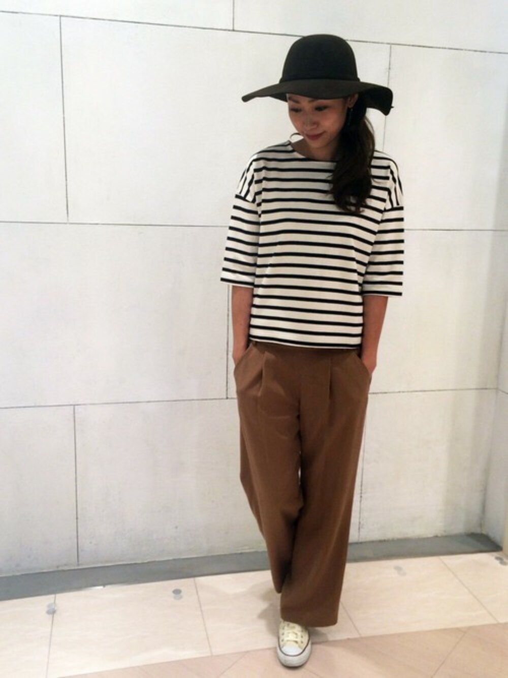 ホワイト系のTシャツ/カットソー、ブラック系のその他パンツ、ブラウン系のハットを着用したレディースの夏コーディネートの1枚目の写真