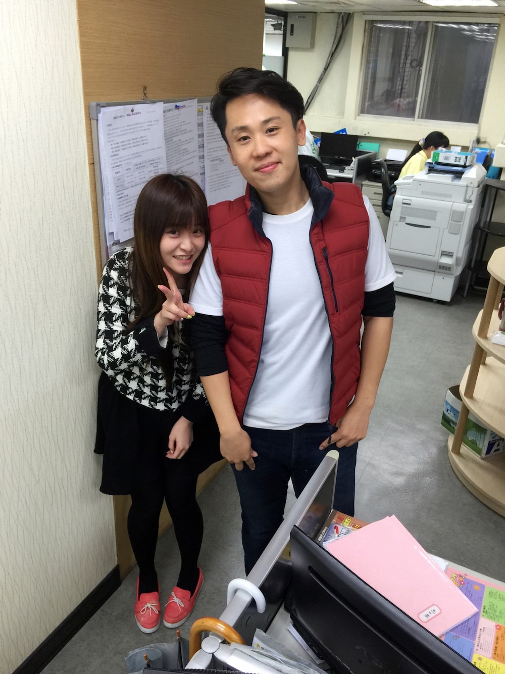 「PULL&BEARのアイテム（ダウンベスト、レッド系）」を使った、林似津さん（メンズ・181cm）の春コーディネートの1枚目の写真