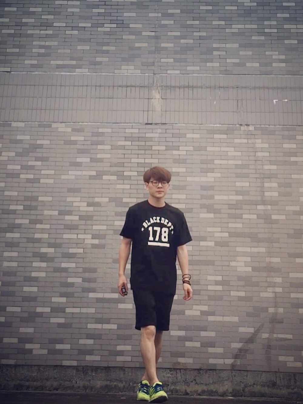 「NIKE、chocoolate、H&M、summer、スニーカー」｜「chocoolateのアイテム（Tシャツ/カットソー、ブラック系）」を使った、GGGGGCCHANさん（メンズ・170cm）の春コーディネートの1枚目の写真