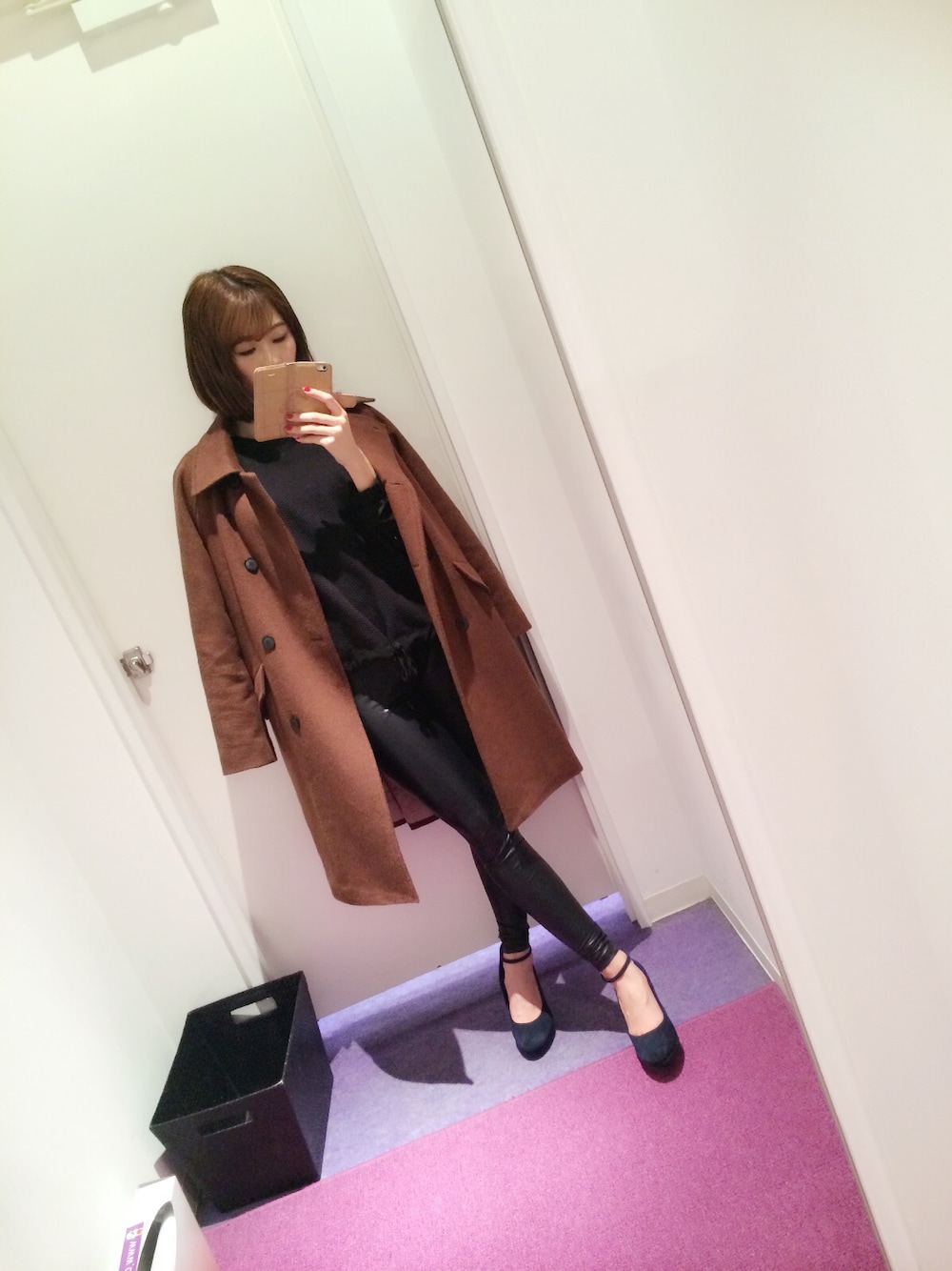 ブラウン系のチェスターコート、ブラウン系のチェスターコートを着用したレディースの冬コーディネートの1枚目の写真