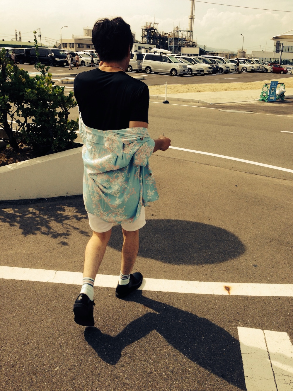 「夏、アロハシャツ、RED WING、彼コーデ」｜「SUN SURFのアイテム（シャツ/ブラウス、ブルー系）」を使った、ya-tanさん（メンズ・170cm）の秋コーディネートの1枚目の写真