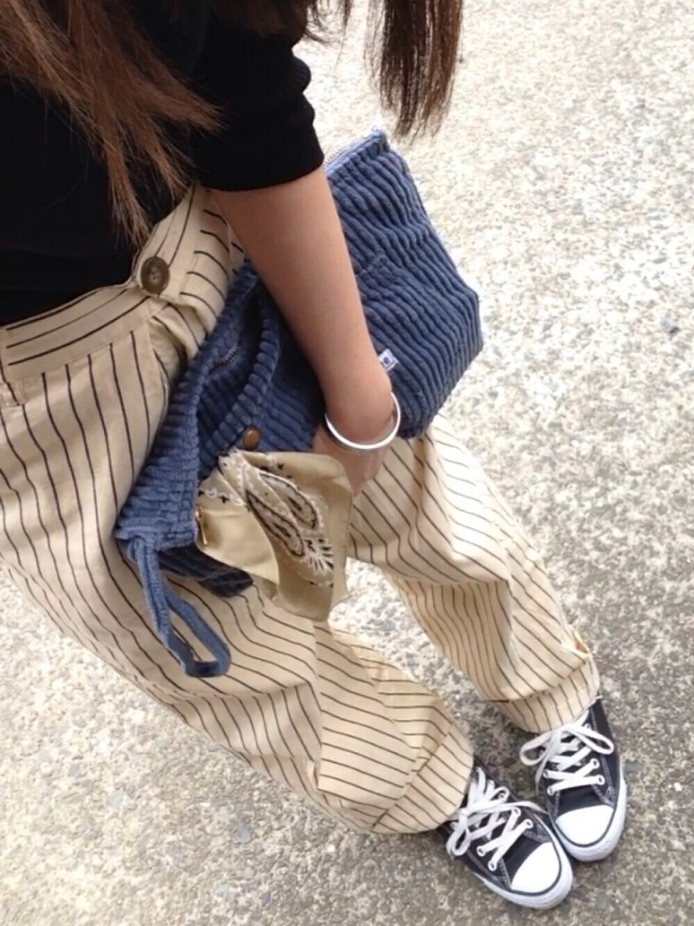「TODAYFUL、カジュアル、オトナカジュアル、ラフ、バンダナ、moussy、スニーカー、コンバース、converse、ストライプ」｜「TODAYFULのストライプタックパンツ（その他パンツ、ベージュ系）」を使った、ya-tanさん（レディース・162cm）の春コーディネートの1枚目の写真