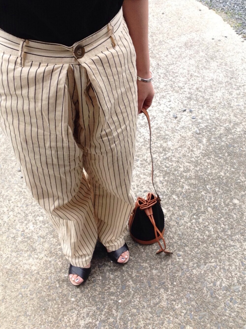 「TODAYFUL、ストライプ、ストライプパンツ、オトナカジュアル、ootd、大人コーデ、ラフ、春コーデ」｜「TODAYFULのストライプタックパンツ（その他パンツ、ベージュ系）」を使った、ya-tanさん（レディース・162cm）の春コーディネートの1枚目の写真