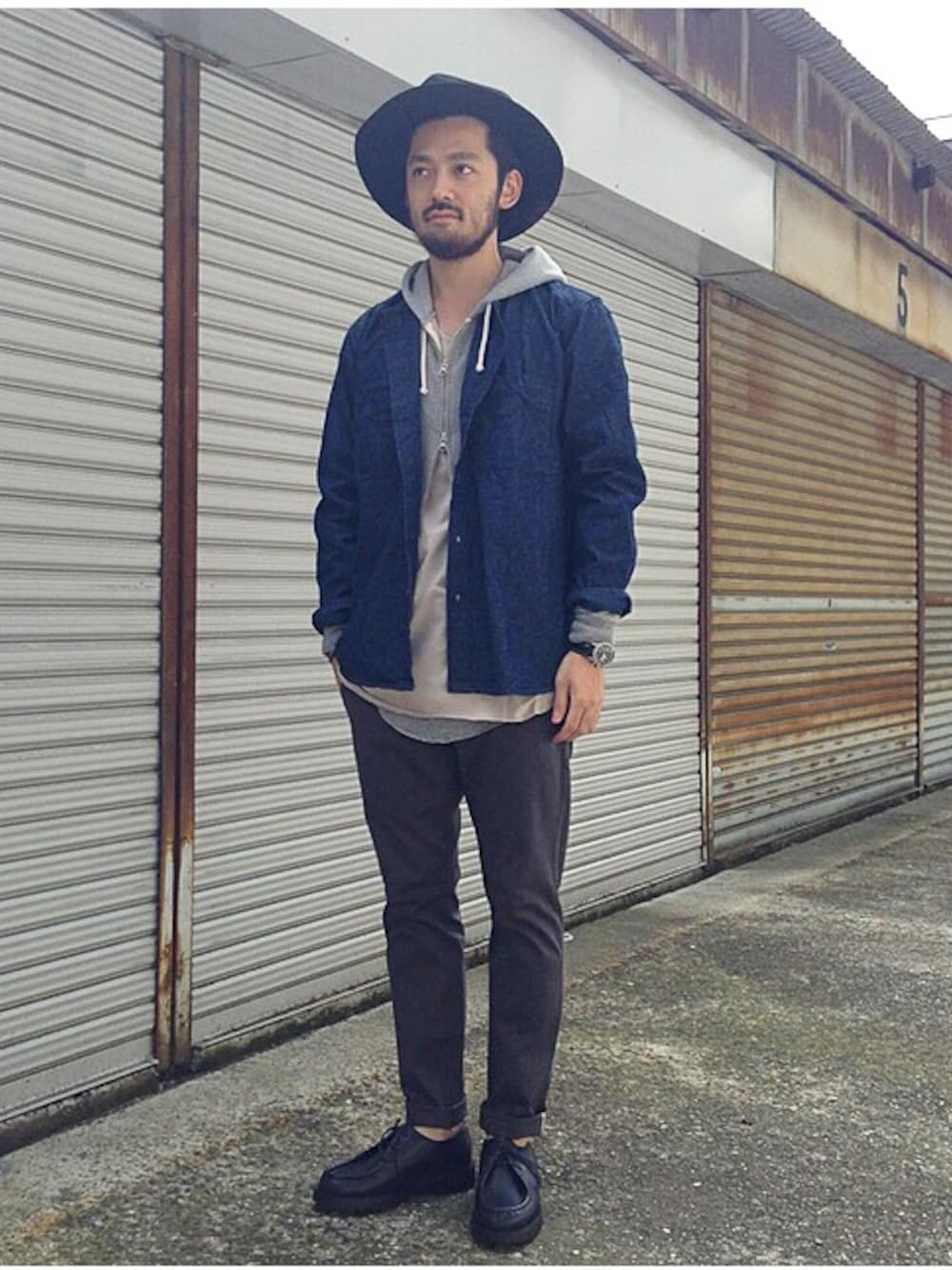 「フェルトハット、レイヤードスタイル、革靴、パーカー、スキニー、ツバ広ハット」｜「SUNDAY WORKSのfrown shirts -one wash-（ノーカラージャケット、ブルー系）」を使った、GROOVY-horisakaさん（メンズ・174cm）の秋コーディネートの1枚目の写真