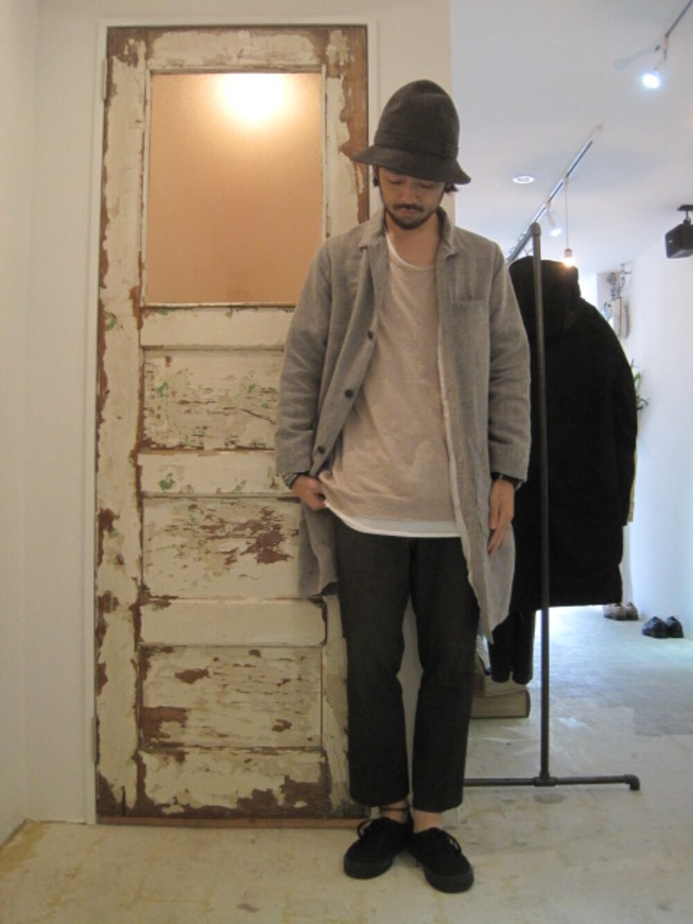 「コート、ニット、VANS、HEALTH、Niche.、COMMONO reproducts、PYJAMA KNITWEAR、pyjama clothing、27/9」｜「commono reproductsのヘリンボーンコート（その他アウター、グレー系）」を使った、GROOVY-horisakaさん（メンズ・174cm）の秋コーディネートの1枚目の写真