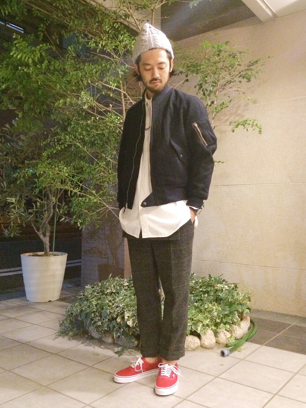 「ニット帽、ミリタリー、チェックパンツ、スニーカー、Niche.、a vontade、VANS、pyjama clothing、bukht、ロングシャツ」｜「bukhtのbasic shirts (fablic of kurashiki)
（シャツ/ブラウス、ホワイト系）」を使った、GROOVY-horisakaさん（メンズ・174cm）の秋コーディネートの1枚目の写真
