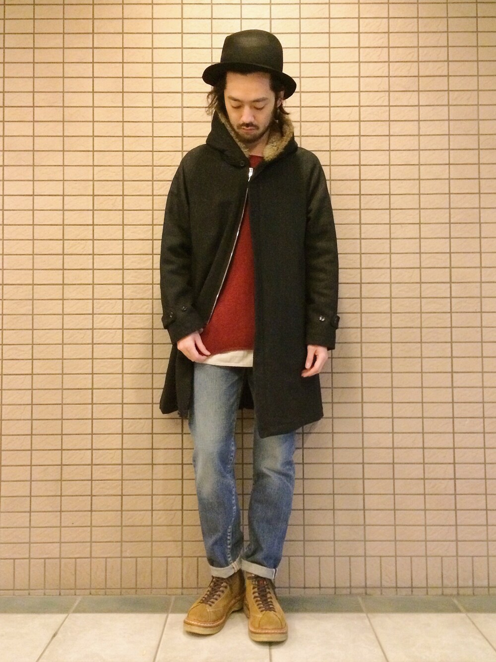 「ハット、コート、ニット、赤、デニム、ブーツ、bukht、a vontade」｜「bukhtのcadet coat (cashmere melton) -black-
（その他アウター、ブラック系）」を使った、GROOVY-horisakaさん（メンズ・174cm）の秋コーディネートの1枚目の写真