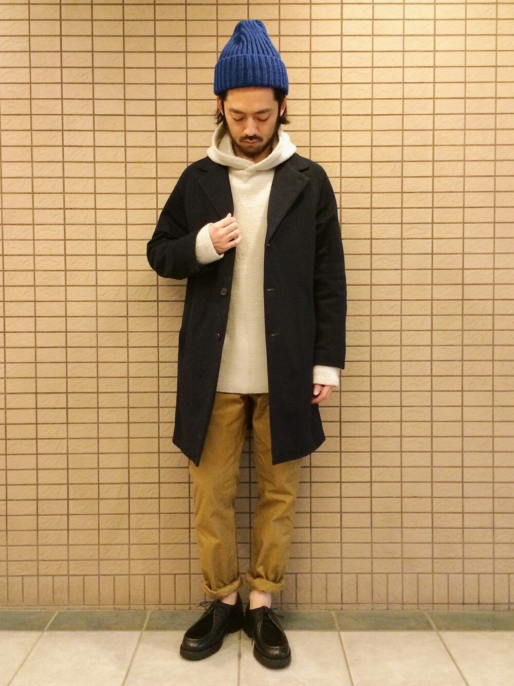 「チェスターコート、チノパン、革靴、パーカー、ニット帽、ニット、bukht、a vontade」｜「bukhtのwaffle parka boucle yarn（パーカー、ホワイト系）」を使った、GROOVY-horisakaさん（メンズ・174cm）の秋コーディネートの1枚目の写真
