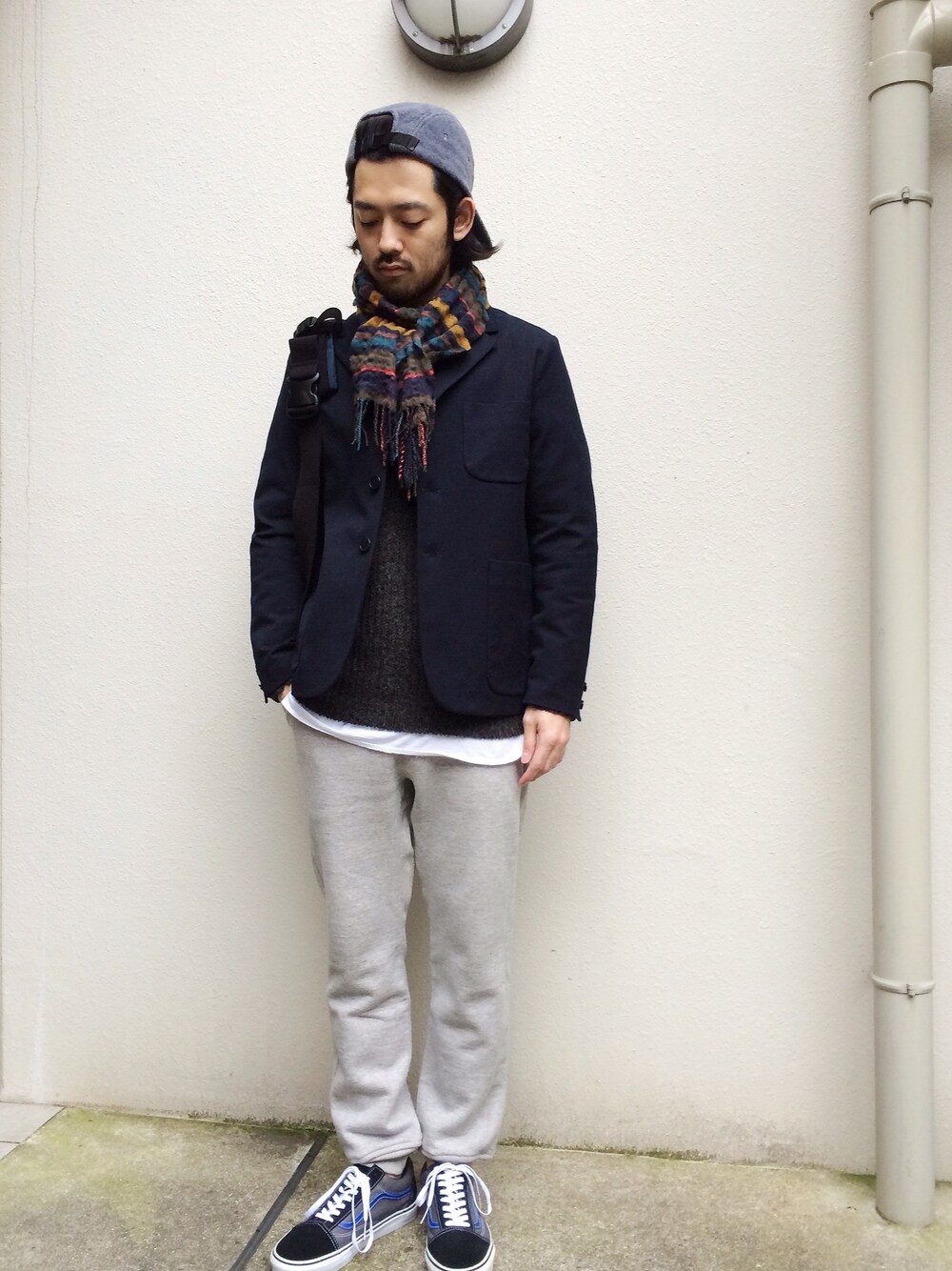 「スウェットパンツ、スウェット、ニット、VANS、キャップ、a vontade、YAECA、ネイビージャケット、ボアキャップ」｜「pyjama clothingのlong fit Tee（Tシャツ/カットソー、ホワイト系）」を使った、GROOVY-horisakaさん（メンズ・174cm）の秋コーディネートの1枚目の写真