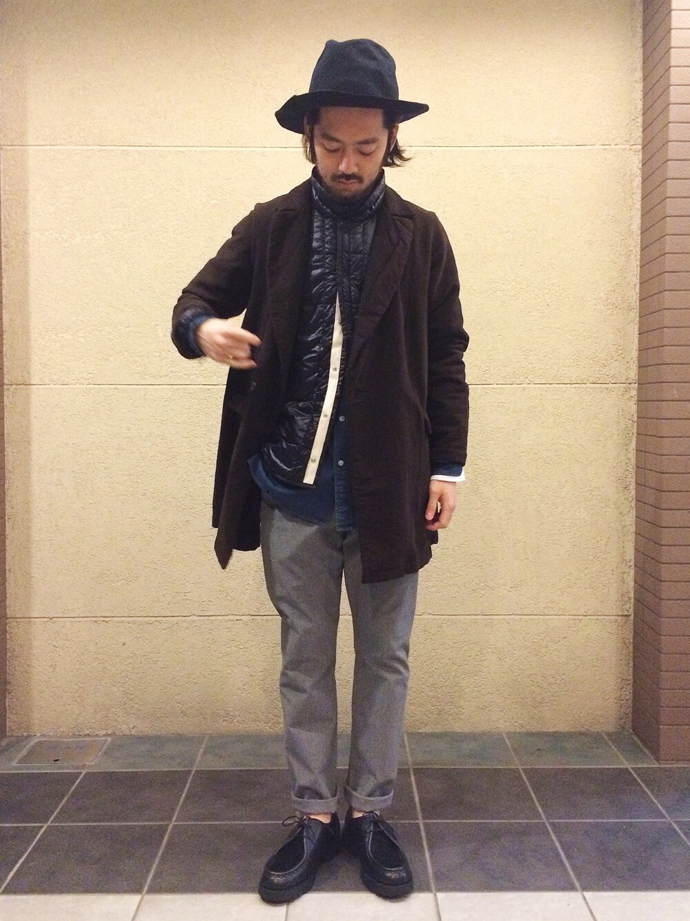 「sunday works、bukht、YAECA、KLEMAN、チェスターコート、フェルトハット、チロリアン、インナーダウン」｜「U STARS CLUBのindy ‘G‘ hat
（ハット、ブラック系）」を使った、GROOVY-horisakaさん（メンズ・174cm）の冬コーディネートの1枚目の写真