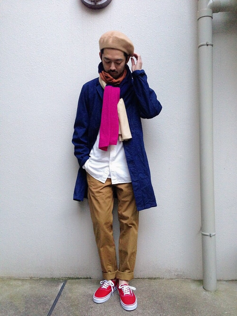 「コート、白シャツ、チノパン、スニーカー、a vontade、bukht、KHATA、VANS」｜「A VONTADEのclassic chino trousers (narrlow fit)
（チノパンツ、ゴールド系）」を使った、GROOVY-horisakaさん（メンズ・174cm）の冬コーディネートの1枚目の写真