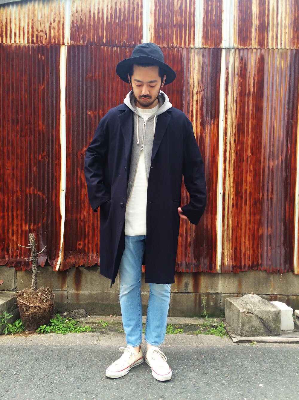 「スニーカー、デニム、コンバース、チェスターコート、ハット、bukht、グレーのパーカー、クラッシュデニム、COMMONO reproducts、サーマル」｜「pyjama clothingのlong fit tee（Tシャツ/カットソー、ベージュ系）」を使った、GROOVY-horisakaさん（メンズ・174cm）の冬コーディネートの1枚目の写真