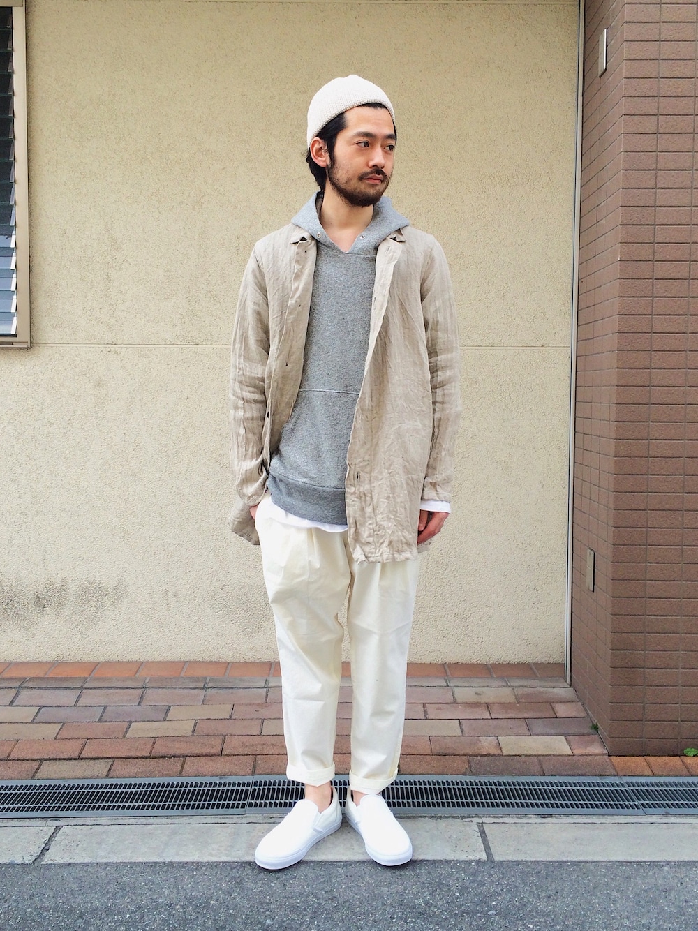 「Niche.、BASIS BROEK、VANS、ニット帽、春アウター、白パンツ、グレーのパーカー、スウェット、スリッポン」｜「LEUCHTFEUERのcotton knit cap（ニットキャップ/ビーニー、ホワイト系）」を使った、GROOVY-horisakaさん（メンズ・174cm）の春コーディネートの1枚目の写真