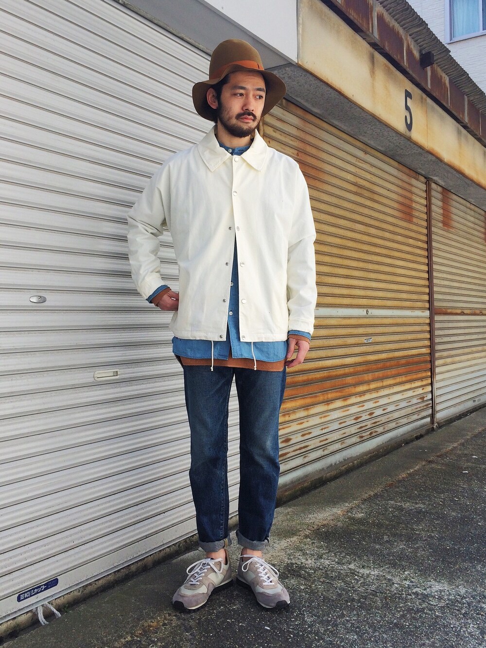 「春、BASIS BROEK、bukht、a vontade、SPALWART、スニーカー、デニム、ハット」｜「SPALWARTのmarathone trail（スニーカー、ホワイト系）」を使った、GROOVY-horisakaさん（メンズ・174cm）の春コーディネートの1枚目の写真