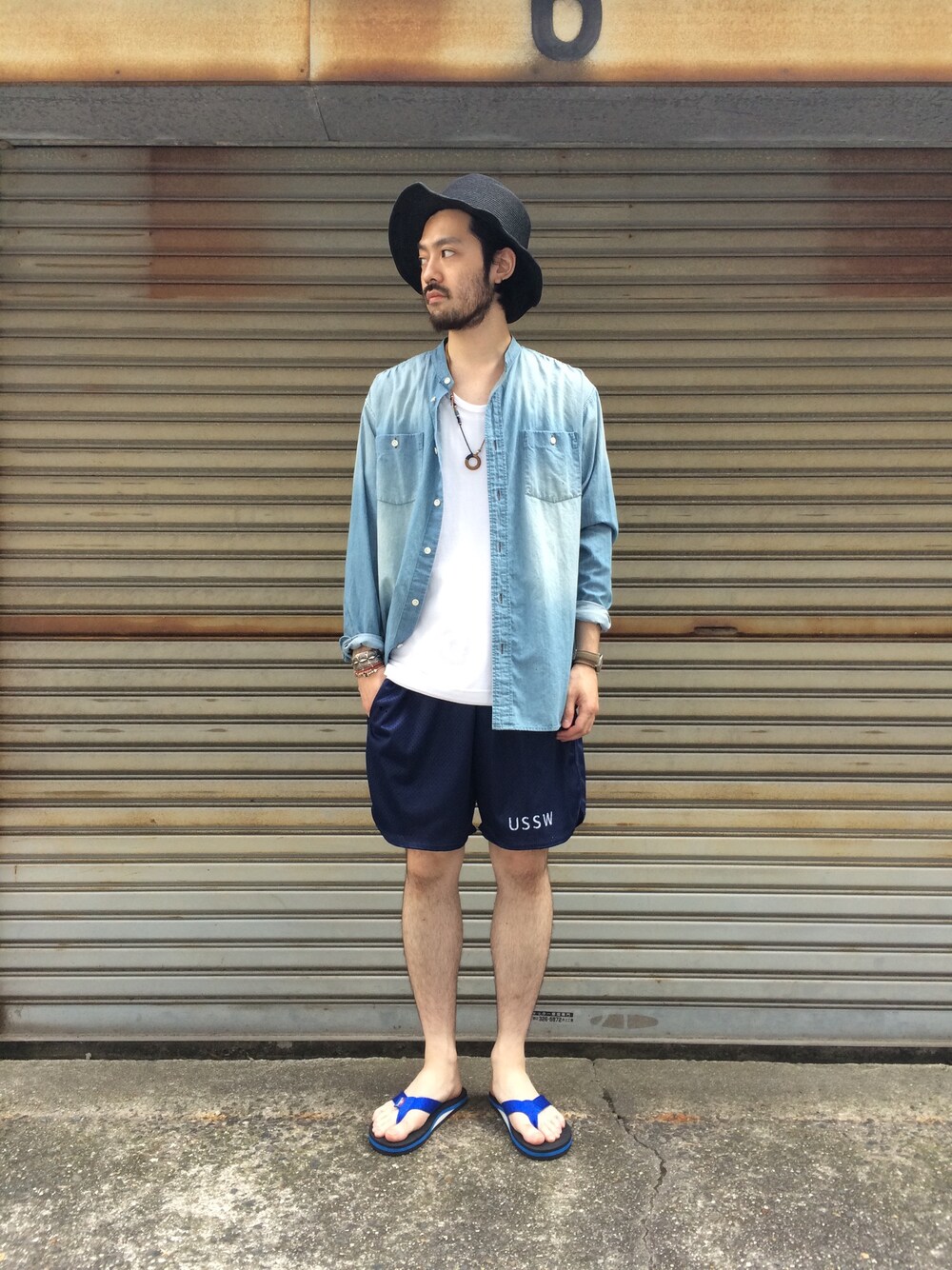 「ハット、デニム、デニムシャツ、ランニングパンツ、サンダル、夏、bukht、sunday works、海」｜「BRONTO HATのアイテム（ハット、ブラック系）」を使った、GROOVY-horisakaさん（メンズ・174cm）の夏コーディネートの1枚目の写真