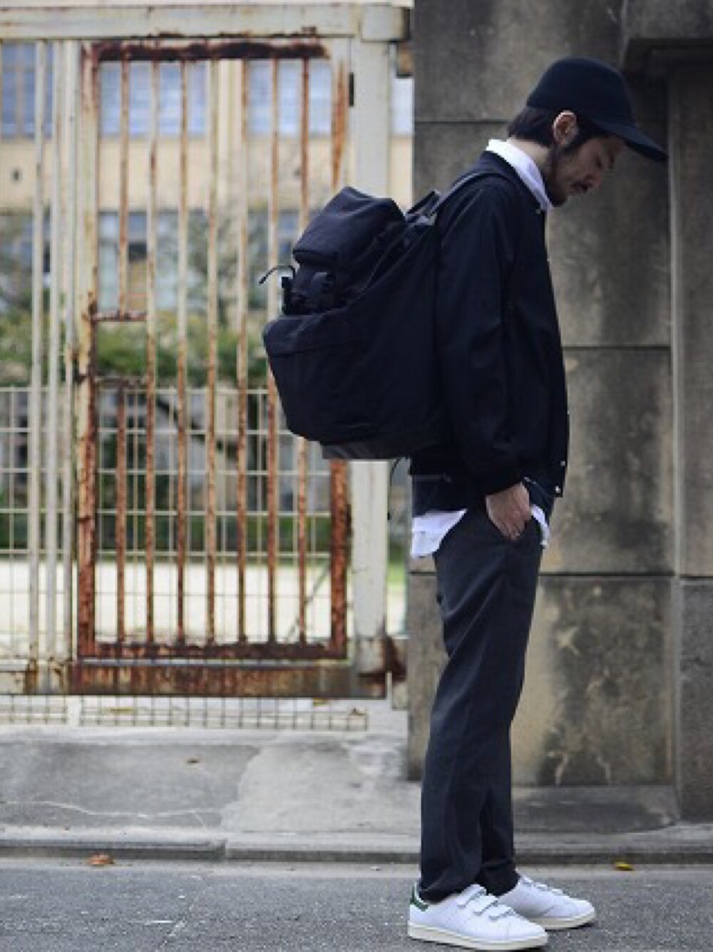 「COMMONO reproducts、HURRAY HURRAY、pyjama clothing、a vontade、adidas、スニーカー、スタンスミス、リメイク、Essay、タートルネック」｜「ESSAYのアイテム（キャップ、ブラック系）」を使った、GROOVY-horisakaさん（メンズ・174cm）の秋コーディネートの1枚目の写真