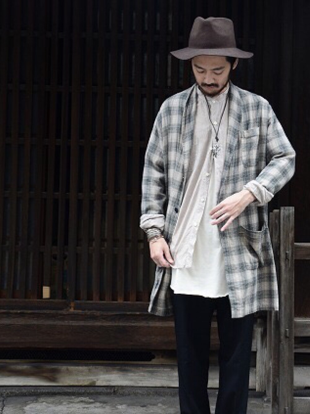 「sunday works、COMMONO reproducts、Bronte、indian jewelry、つばひろハット、Robe、ノーカラーシャツ」｜「BRONTE HATのアイテム（ハット、ブラウン系）」を使った、GROOVY-horisakaさん（メンズ・174cm）の秋コーディネートの1枚目の写真