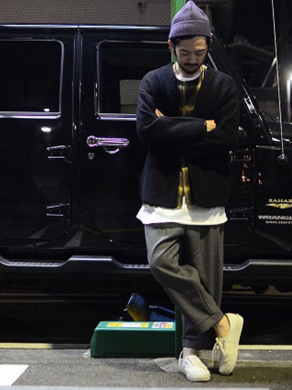 「PYJAMA KNITWEAR、sunday works、BASIS BROEK、VANS、ニット帽、COMMONO reproducts、ローゲージニット、ノーカラーシャツ、ワイドパンツ、スニーカー」｜「PYJAMA KNITWEARのアイテム（ニット/セーター、ブラック系）」を使った、GROOVY-horisakaさん（メンズ・174cm）の秋コーディネートの1枚目の写真