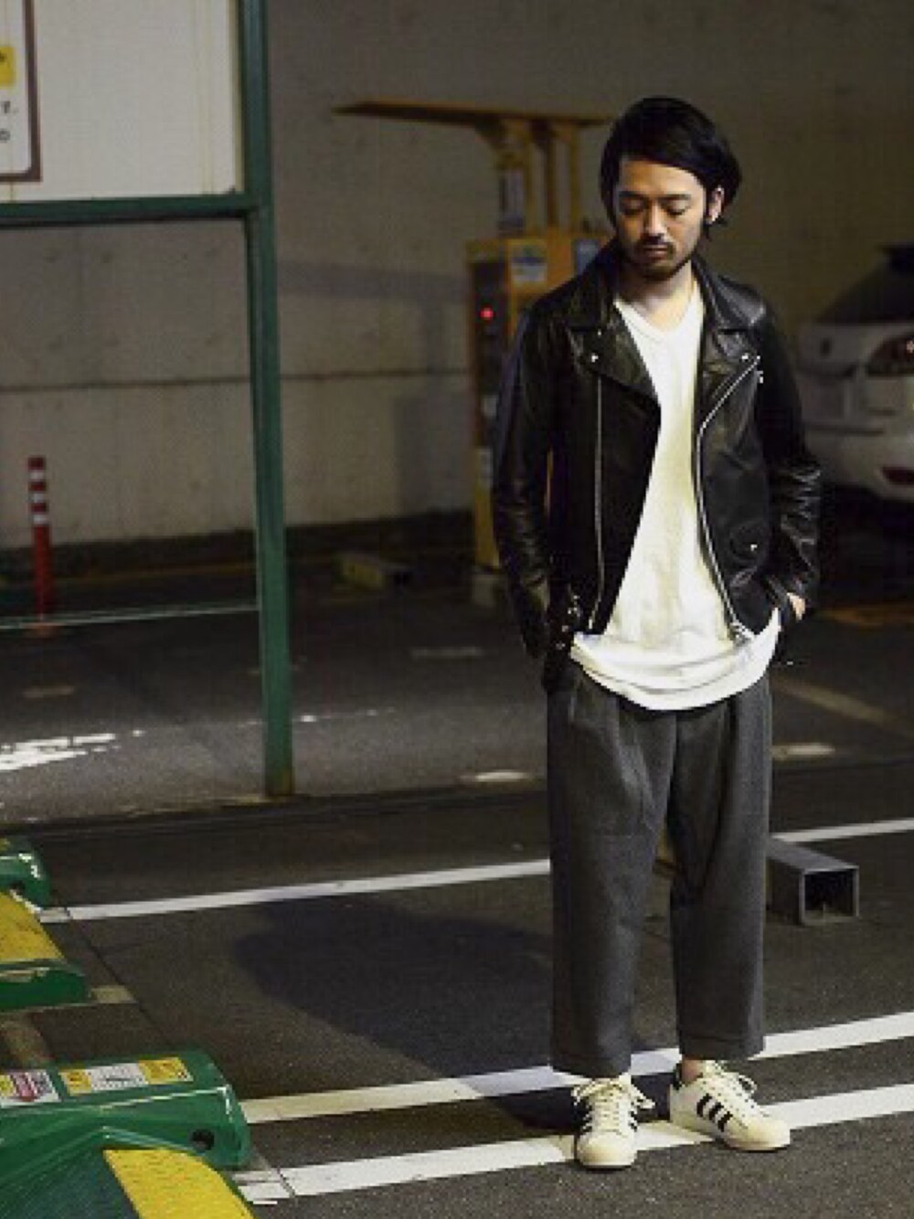 「COMMONO reproducts、BASIS BROEK、adidas、superstar80's、ライダース、レザージャケット、ワイドパンツ、スニーカー」｜「commono reproductsのアイテム（ライダースジャケット、ブラック系）」を使った、GROOVY-horisakaさん（メンズ・174cm）の秋コーディネートの1枚目の写真