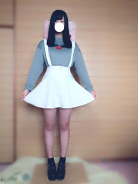 サロペット/オーバーオールを使った「白スカート」の人気 
