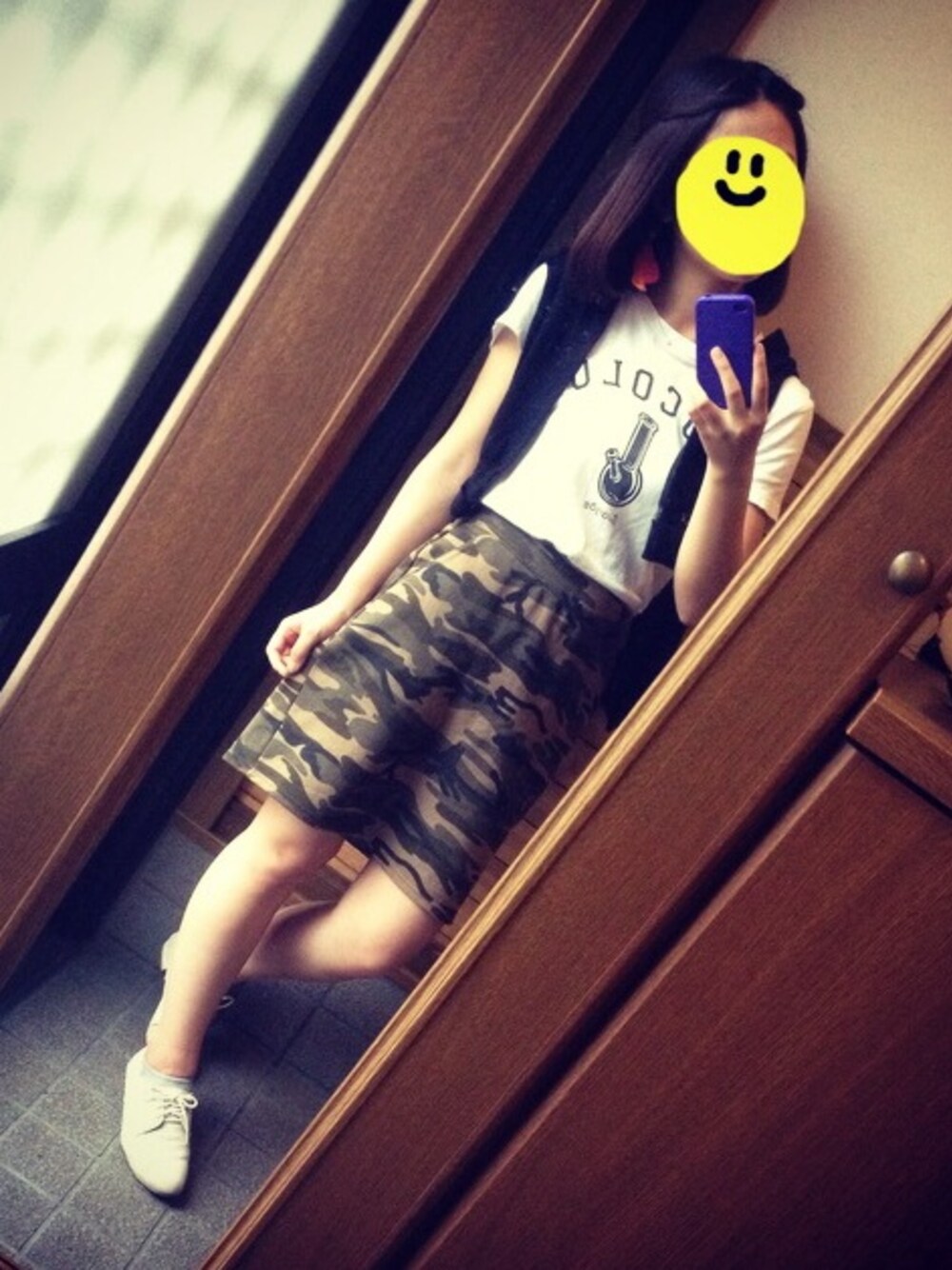 グリーン系のスカート、ホワイト系のパンプス、その他のその他を着用したレディースの夏コーディネートの1枚目の写真