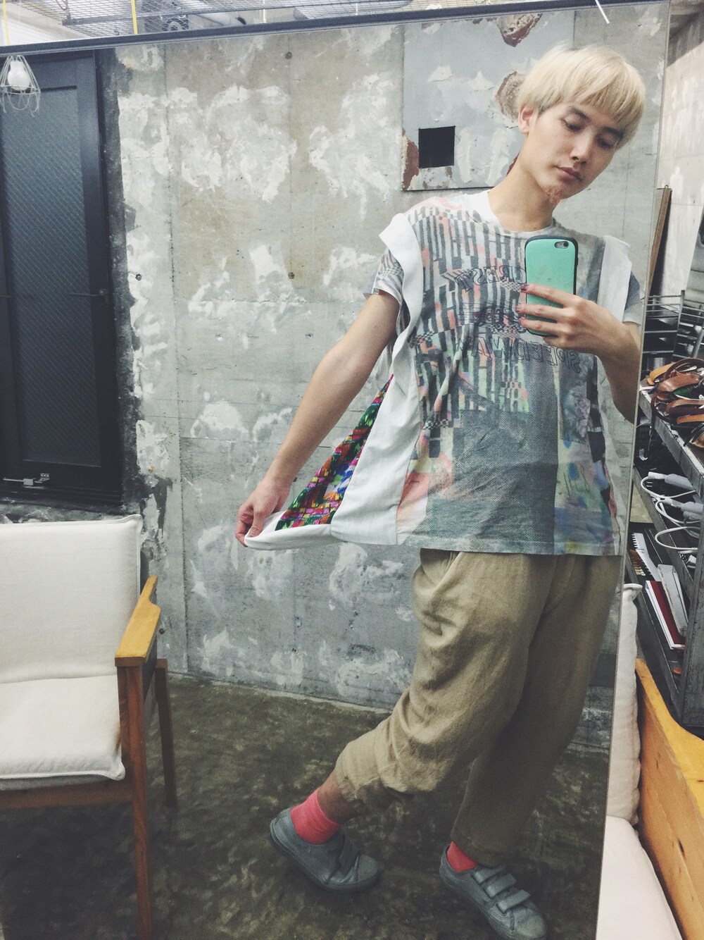 「bodysong.、アメアパ」｜「bodysong.のアイテム（Tシャツ/カットソー、ホワイト系）」を使った、嶋津一馬さん（メンズ・183cm）の秋コーディネートの1枚目の写真