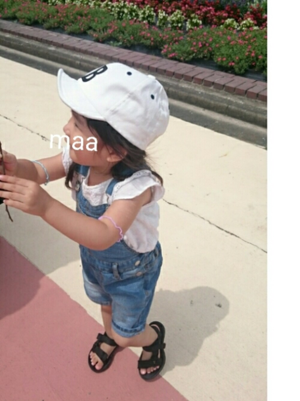 ブルー系のその他パンツ、ブラック系のサンダル、その他のその他を着用したキッズの夏コーディネートの1枚目の写真
