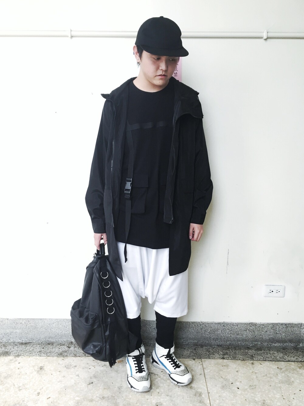 「大学生、黑白、街ぶら、street」｜「ADERのアイテム（帽子、ブラック系）」を使った、OR Huangさん（メンズ・175cm）の春コーディネートの1枚目の写真