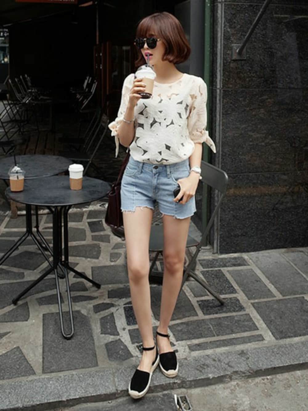 オレンジ系のシャツ/ブラウス、ブルー系のデニムパンツ、ブラック系のサンダルを着用したレディースの春コーディネートの1枚目の写真