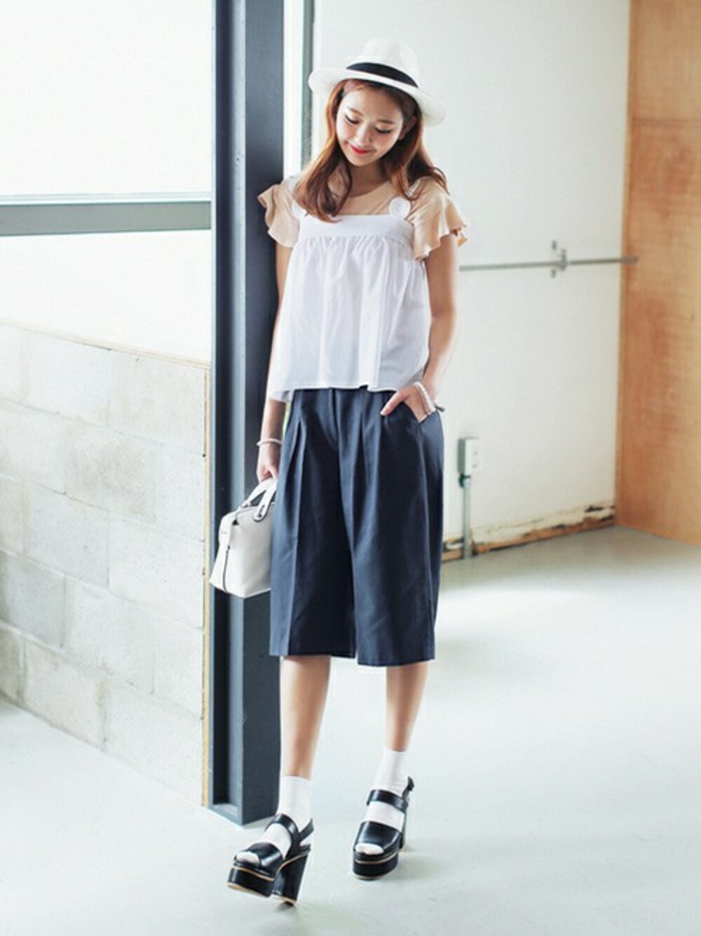 ブラック系のサンダル、ブラック系のその他パンツ、ホワイト系のキャミソールを着用したレディースの夏コーディネートの1枚目の写真