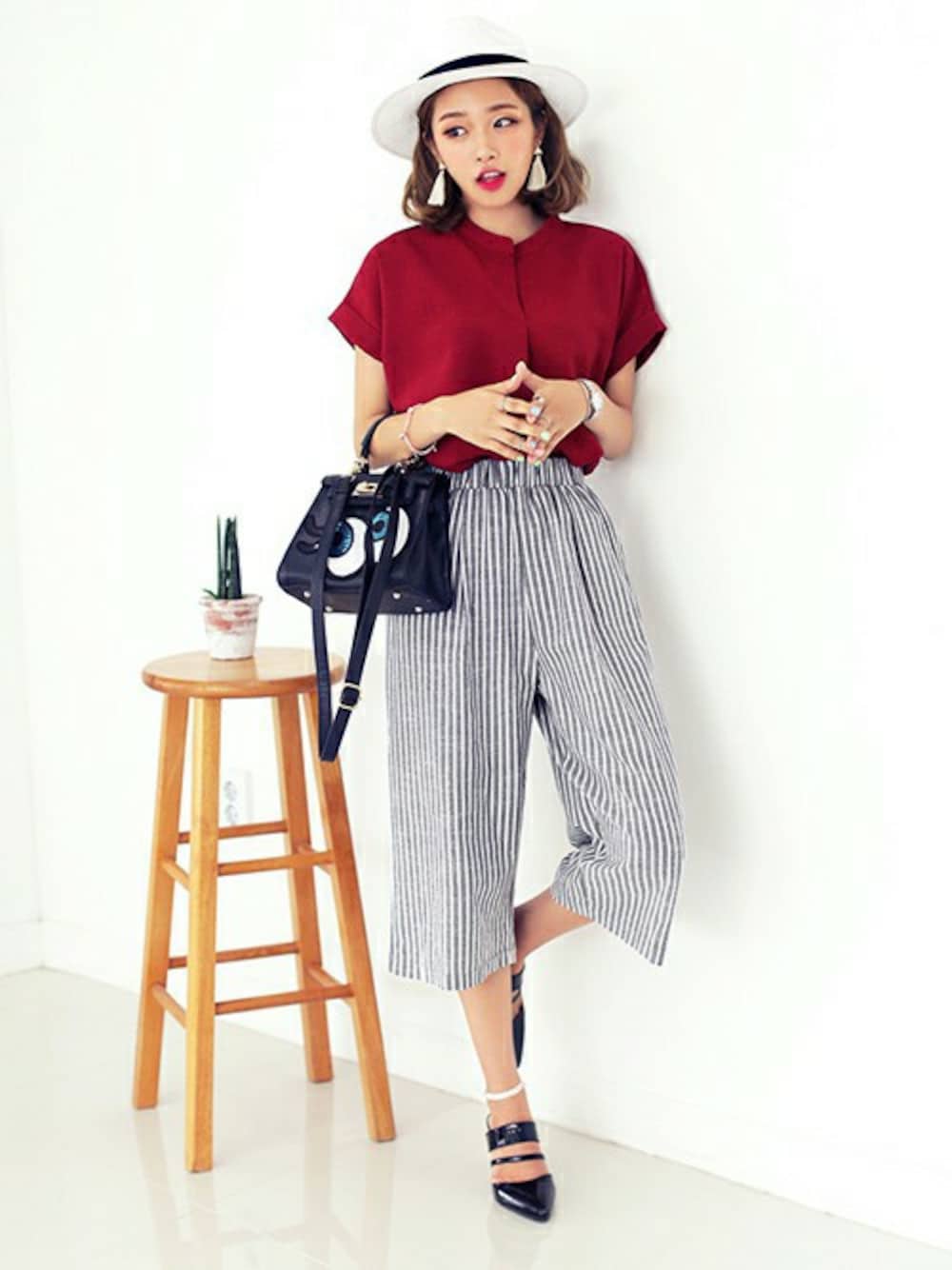 ブラック系のその他シューズ、レッド系のシャツ/ブラウス、ホワイト系のピアス(両耳用)を着用したレディースの夏コーディネートの1枚目の写真